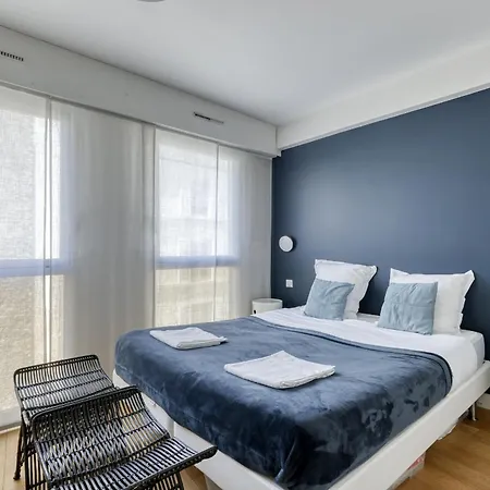 Superb With Terrace & Ac In The 17th Apartment